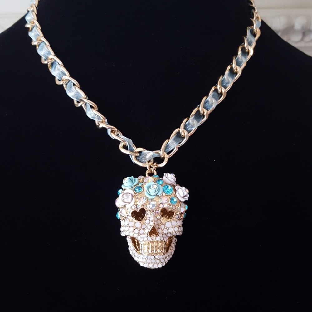Betsey Johnson skull candy neklace